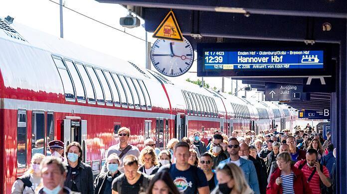 Reisende am Bahnhof Norddeich Mole an.