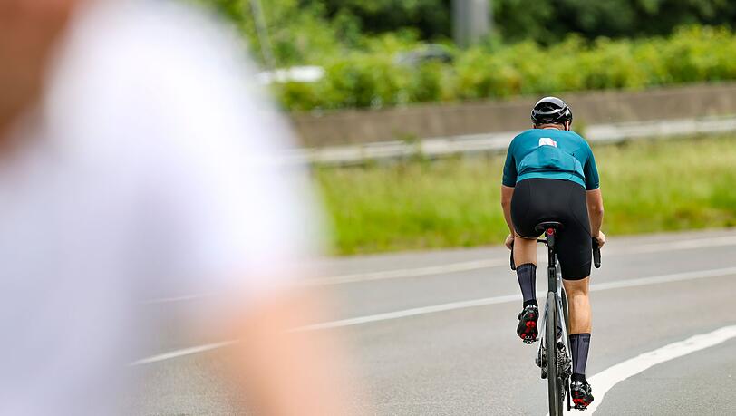 Der verletzte Rennradfahrer wird von Sanit&auml;tern und Ersthelfern zweimal reanimiert. (Symbolbild)