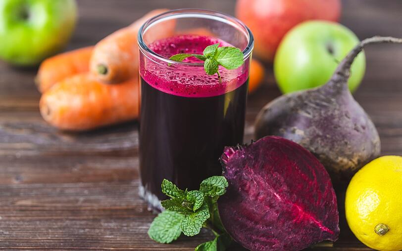 Dieser Smoothie ist immer eine gute Idee: Die Karotten und Rote Bete stecken voller wertvoller Antioxidantien und Vitamine. Die rote Knolle sowie Zitronen sorgen daf&uuml;r, dass der K&ouml;rper Eisen gut aufnehmen kann. So ist dieser Smoothie auch empfehlenswert f&uuml;r Frauen, um nach der Menstruation den Eisenspiegel aufzuf&uuml;llen. Ein Apfel spendet Extras&uuml;&szlig;e.