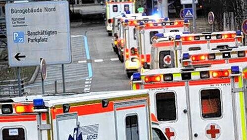 Großalarm: 11 Notärzte, 17 Rettungswagen, 3 Krankenwagen und 17 Fahrzeuge der Sanitätsbereitschaft rückten in Richtung Flughafen aus. Großalarm: 11 Notärzte, 17 Rettungswagen, 3 Krankenwagen und 17 Fahrzeuge der Sanitätsbereitschaft rückten in Richtung Flughafen aus.