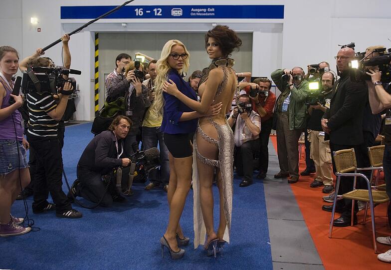 Zum Vergleich auf der Venus: Wow! Ultralange Beine! Gina Lisa und Micaela Schäfer zeigen sich von ihrer schärfsten Seite.