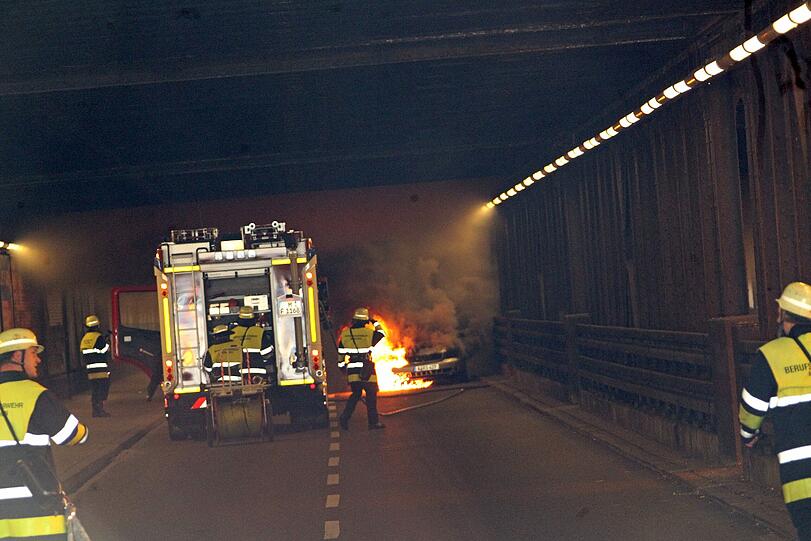 Der Motorschaden hat am Donnerstag für ein zwischenzeitliches Verkehrschaos in der Nähe des Hauptbahnhofs gesorgt. Beim Eintreffen der Feuerwehr war die Paul Heyse-Unterführung bereits durch die Polizei gesperrt und komplett verraucht. Mit schweren Atemschutzgeräten kämpften sich die Feuerwehrmänner zum Pkw vor und löschten den Brand in wenigen Minuten. Die Bilder.