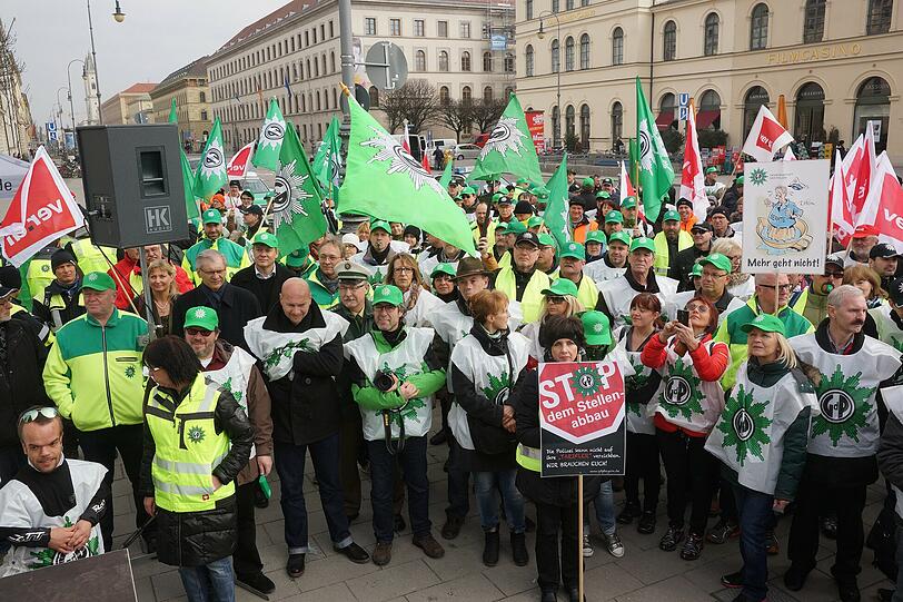 "Wir sind es wert": Am Freitag demonstrierten rund 1000 Menschen vor dem Finanzministerium in München.