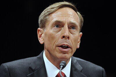 Der frühere US-Topgeneral und ehemalige CIA-Chef David Petraeus ist wegen der Weitergabe geheimer Informationen zu einer zweijährigen Bewährungsstrafe sowie einer Geldstrafe von 100 000 Dollar verurteilt worden.