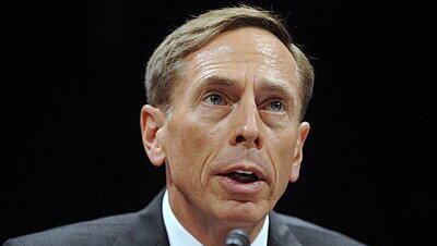 Der frühere US-Topgeneral und ehemalige CIA-Chef David Petraeus ist wegen der Weitergabe geheimer Informationen zu einer zweijährigen Bewährungsstrafe sowie einer Geldstrafe von 100 000 Dollar verurteilt worden. Der frühere US-Topgeneral und ehemalige CIA-Chef David Petraeus ist wegen der Weitergabe geheimer Informationen zu einer zweijährigen Bewährungsstrafe sowie einer Geldstrafe von 100 000 Dollar verurteilt worden.