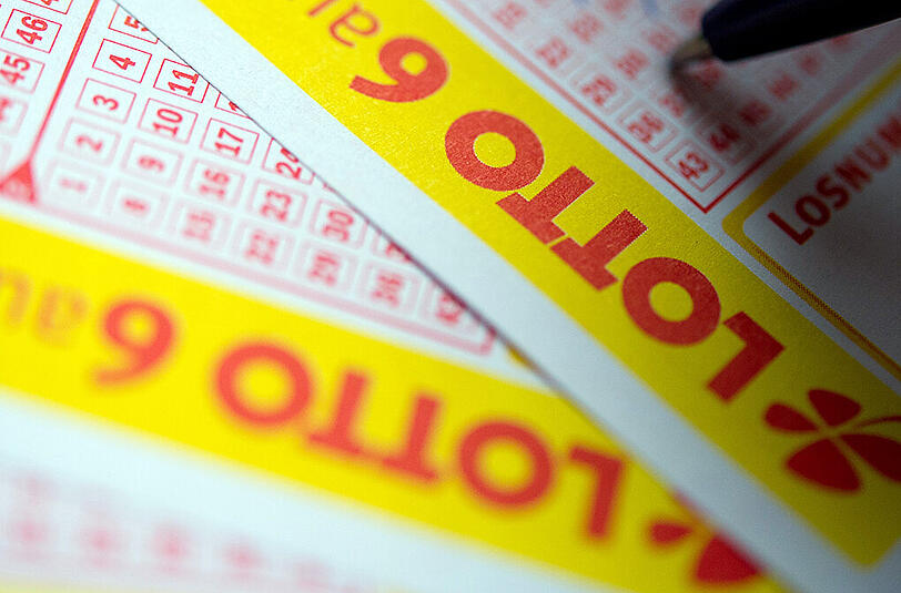 Wer im Lotto gewinnt, schnappt sich die Kohle - oder er macht es wie ein 46-jähriger Oberpfälzer. (Symbolbild)
