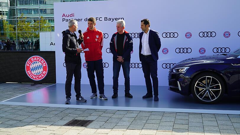 Thomas Müller, der neue Trainer Jupp Heynckes und Sportdirektor Hasan Salihamidžiæ.