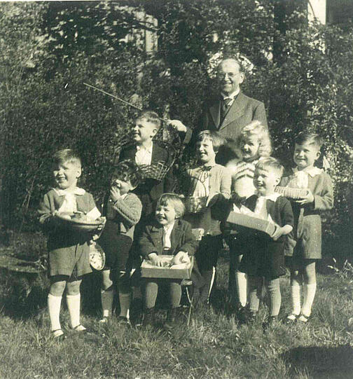 AZ-Leserin Monika Böhm beim Ostereiersuchen 1945 mit ihrem Opa, dem damaligen OB Karl Scharnagl, im alten Bogenhauser Klinikgarten.