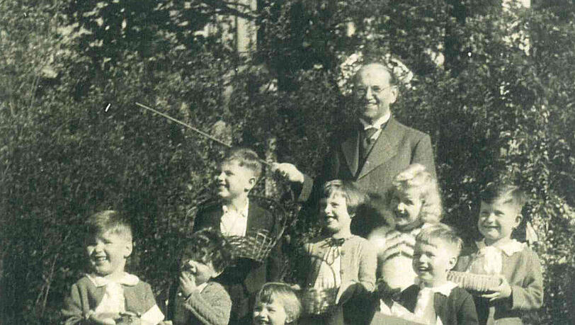 AZ-Leserin Monika Böhm beim Ostereiersuchen 1945 mit ihrem Opa, dem damaligen OB Karl Scharnagl, im alten Bogenhauser Klinikgarten. AZ-Leserin Monika Böhm beim Ostereiersuchen 1945 mit ihrem Opa, dem damaligen OB Karl Scharnagl, im alten Bogenhauser Klinikgarten.