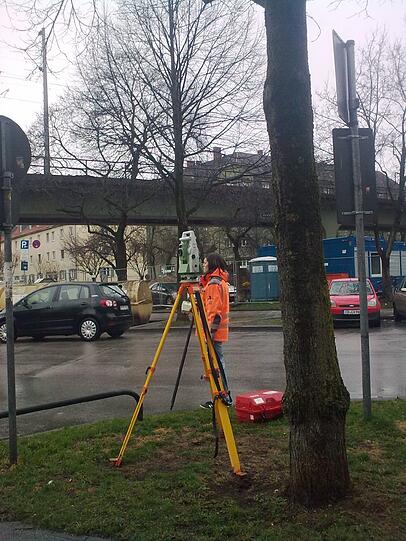 An der Kupferhammerstraße waren Arbeiter am Donnerstag dabei, die Winkel zu vermessen.