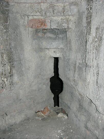 Noch schön erhalten sind in den Gewölben die Schießscharten &ndash; früher lagen sie knapp über dem Wassergraben.
