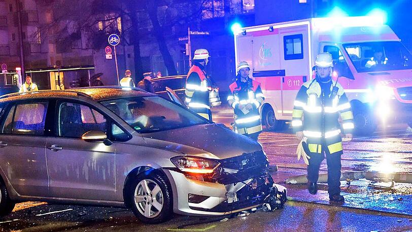 Der MVG-Bus missachtete das Rotlicht und schlitterte am Ende demoliert in das Tram-Gleisbett.
