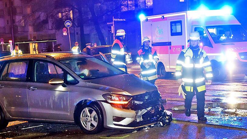 Der MVG-Bus missachtete das Rotlicht und schlitterte am Ende demoliert in das Tram-Gleisbett. Der MVG-Bus missachtete das Rotlicht und schlitterte am Ende demoliert in das Tram-Gleisbett.