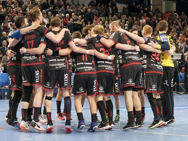 Die Spieler der SG Flensburg-Handewitt bejubeln den Viertelfinaleinzug.
