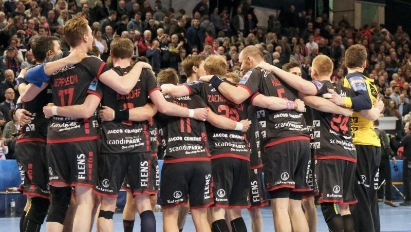 Die Spieler der SG Flensburg-Handewitt bejubeln den Viertelfinaleinzug. Die Spieler der SG Flensburg-Handewitt bejubeln den Viertelfinaleinzug.