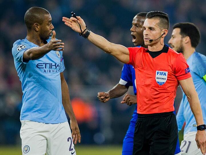 Schiedsrichter Carlos Del Cerro Grande erkennt auf Elfmeter.