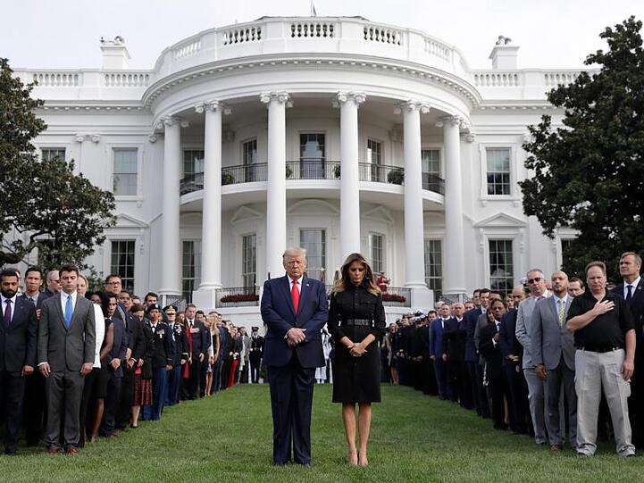 Donald Trump legt gemeinsam mit Ehefrau Melania Trump und Gästen eine Schweigeminute vor dem Weißen Haus zum 18. Jahrestag der Terroranschläge ein.