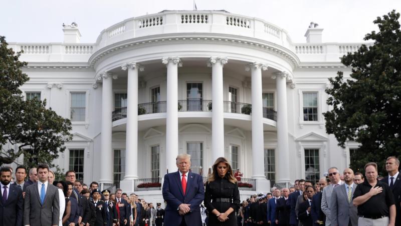 Donald Trump legt gemeinsam mit Ehefrau Melania Trump und Gästen eine Schweigeminute vor dem Weißen Haus zum 18. Jahrestag der Terroranschläge ein. Donald Trump legt gemeinsam mit Ehefrau Melania Trump und Gästen eine Schweigeminute vor dem Weißen Haus zum 18. Jahrestag der Terroranschläge ein.