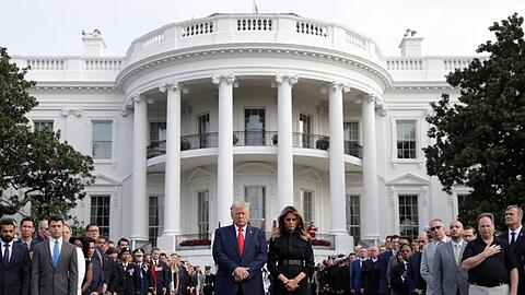 Donald Trump legt gemeinsam mit Ehefrau Melania Trump und Gästen eine Schweigeminute vor dem Weißen Haus zum 18. Jahrestag der Terroranschläge ein.