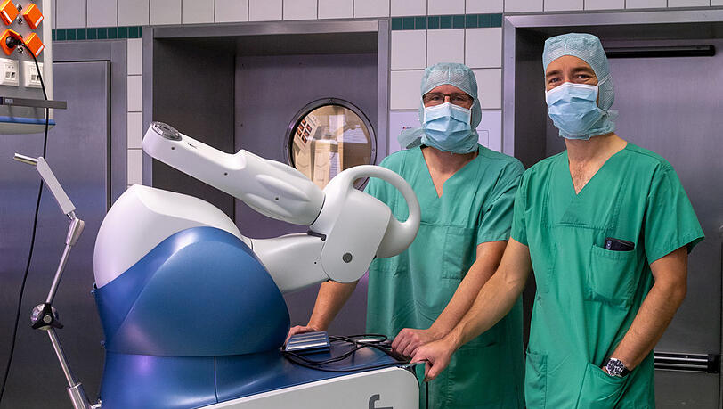 Prof. Rüdiger von Eisenhart-Rothe (l.) und Oberarzt Florian Pohlig mit dem MAKO-Robotik-System.