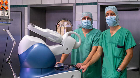 Prof. Rüdiger von Eisenhart-Rothe (l.) und Oberarzt Florian Pohlig mit dem MAKO-Robotik-System.
