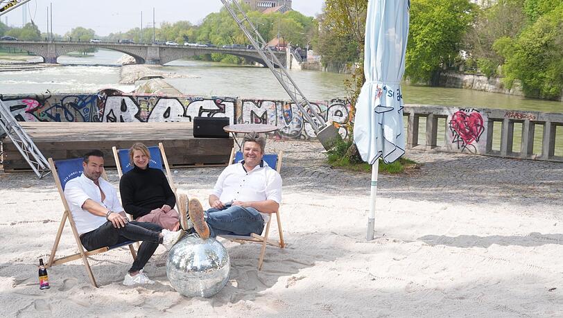Da sitzen sie wieder: Josef Ninisz, Ulrike Bührlein und Benjamin David von den Urbanauten (v.l.) haben wieder ihre Liegestühle auf den Isarbalkon geräumt, Sand aufgeschüttet und Live-Konzerte organisiert.