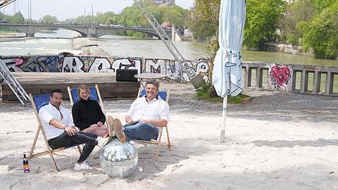 Da sitzen sie wieder: Josef Ninisz, Ulrike Bührlein und Benjamin David von den Urbanauten (v.l.) haben wieder ihre Liegestühle auf den Isarbalkon geräumt, Sand aufgeschüttet und Live-Konzerte organisiert.