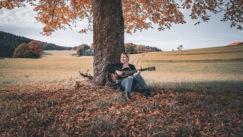 Claudia Koreck ist viel draußen und nimmt die Veränderungen in der Natur mit allen Sinnen wahr. Die Eindrücke irgendwann in Songs und auf eine Platte zu bringen, lag nahe.