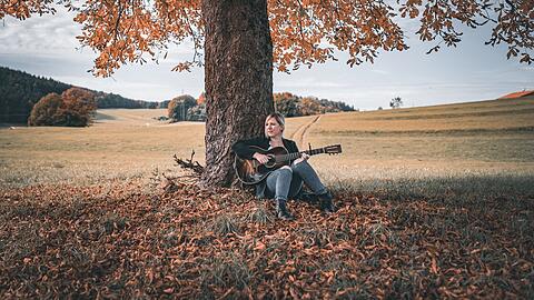 Claudia Koreck ist viel draußen und nimmt die Veränderungen in der Natur mit allen Sinnen wahr. Die Eindrücke irgendwann in Songs und auf eine Platte zu bringen, lag nahe.