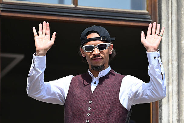 Meisterliche Laune - trotz unsicherer Zukunft: Auch das Thema Leroy Sané wollen die Bayern-Bosse unbedingt schnellstmöglich abgehakt haben. Meisterliche Laune - trotz unsicherer Zukunft: Auch das Thema Leroy Sané wollen die Bayern-Bosse unbedingt schnellstmöglich abgehakt haben.