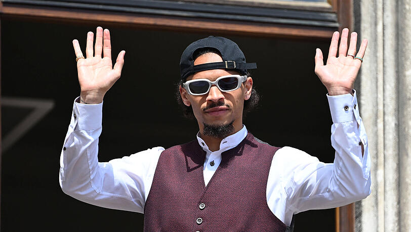 Meisterliche Laune - trotz unsicherer Zukunft: Auch das Thema Leroy Sané wollen die Bayern-Bosse unbedingt schnellstmöglich abgehakt haben. Meisterliche Laune - trotz unsicherer Zukunft: Auch das Thema Leroy Sané wollen die Bayern-Bosse unbedingt schnellstmöglich abgehakt haben.