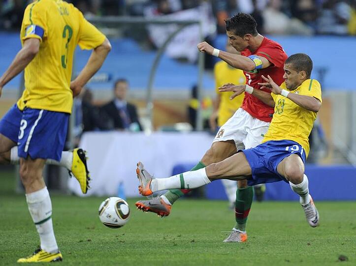 Dani Alves (r) versucht Cristiano Ronaldo den Ball abzunehmen.