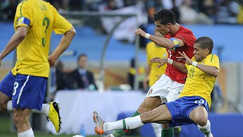 Dani Alves (r) versucht Cristiano Ronaldo den Ball abzunehmen.