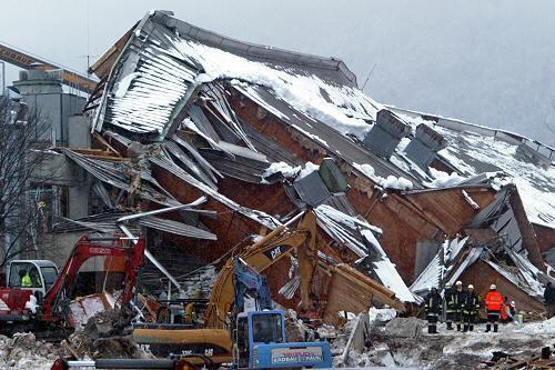 Bad Reichenhall am 2. Januar 2006: Beim Einsturz  der Eissporthalle starben 15 Menschen.