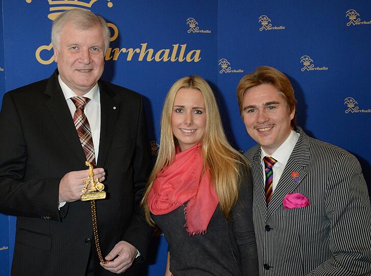 Horst Seehofer erhieltlt am Dienstag den Karl-Valentin-Orden. Daneben das Prinzenpaar Lisa I (Lisa Wörschhauser) und Alexander II (Alexander de Brenco) bei einer Pressekonferenz im Hotel Bayerischer Hof in München.