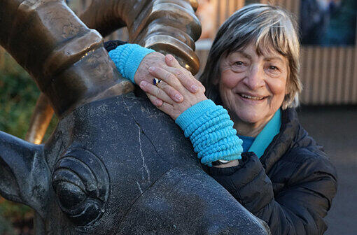 Diplomsoziologin Taru I. Schneller : &bdquo; Der Steinbock ist ein Tier,das die höchsten Berge erklettert und sich dann wagemutig wieder steil bergabtraut. Das ist eine Qualität vom Steinbock, ein bisschen die Extreme auszut esten. Egal, was die Astrologie sagt, ich fühle mich wohl als Steinbock-Frau und lebe so intensiv es irgendwie geht."
