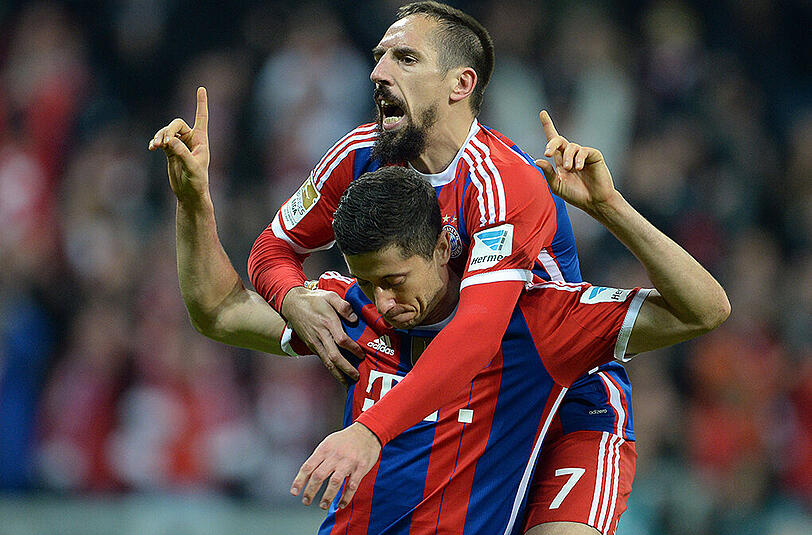 4. April 2015, Bundesliga: Dortmund - FC Bayern 0:1

Mann des Tages vor 80 667 Zuschauer ist Robert Lewandowski. Der Ex-Dortmunder entscheidet das Spiel mit seinem Kopfballtreffer in der 36. Minute. "Wir haben gewonnen, aber die Dortmunder waren besser", sagte Bayern-Coach Guardiola vor dem Wiedersehen am Dienstagabend.