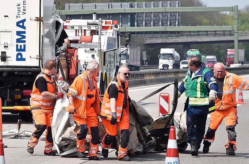 Für kurze Zeit ging gar nichts mehr auf der A99: Wegen eines Lkw-Unfalls musste der Verkehr komplett gesperrt werden. Die Bilder.