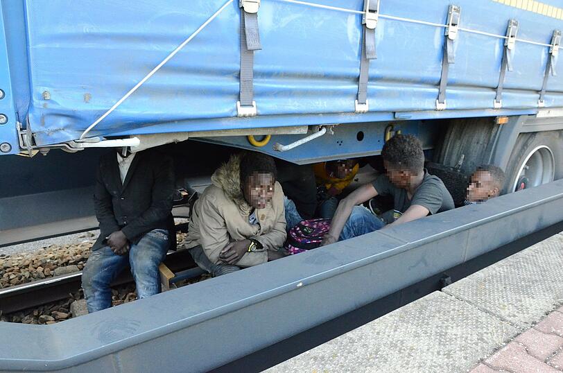 In und unter Sattelschleppern: Rund 1000 Flüchtlinge sind heuer auf Güterzügen in Bayern entdeckt worden.