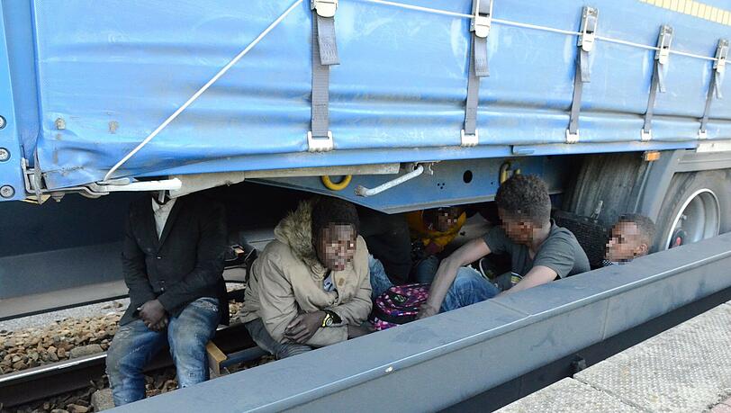 In und unter Sattelschleppern: Rund 1000 Flüchtlinge sind heuer auf Güterzügen in Bayern entdeckt worden. In und unter Sattelschleppern: Rund 1000 Flüchtlinge sind heuer auf Güterzügen in Bayern entdeckt worden.