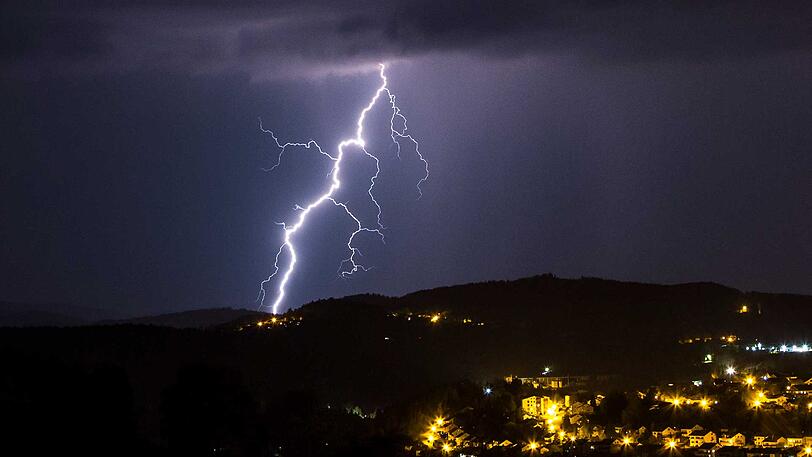 Über Ostbayern zog am späten Montagabend ein eigentlich harmloses Gewitter auf...
