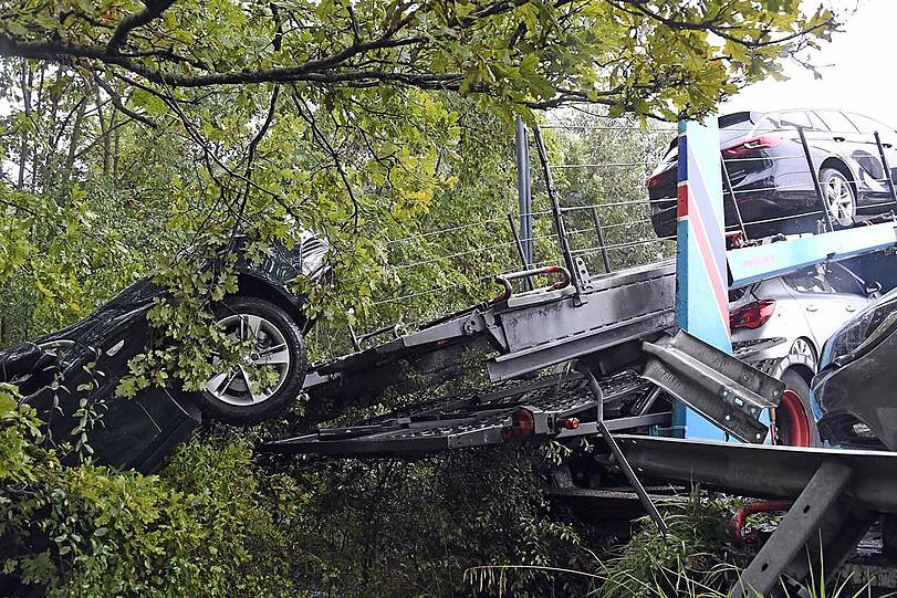 Fahrzeuge wurden durch das Absinken des Oberdecks zusammengedrückt