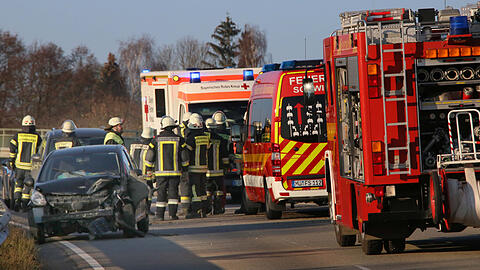 Die Frau krachte mit ihrem Auto auf der glatten Straße in eine Leitplanke.