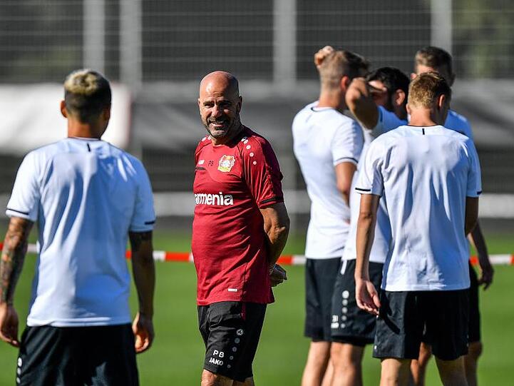 Trainer Peter Bosz (M.) möchte mit Bayer Leverkusen die nächste Runde erreichen.