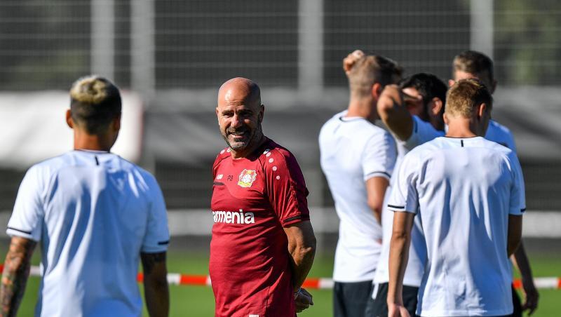 Trainer Peter Bosz (M.) möchte mit Bayer Leverkusen die nächste Runde erreichen. Trainer Peter Bosz (M.) möchte mit Bayer Leverkusen die nächste Runde erreichen.