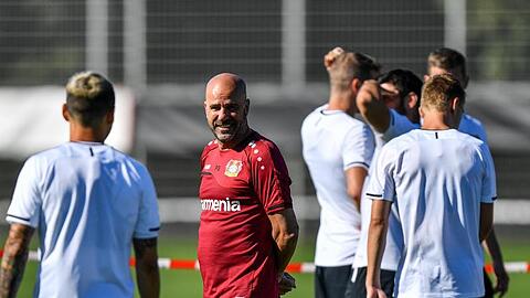 Trainer Peter Bosz (M.) möchte mit Bayer Leverkusen die nächste Runde erreichen.
