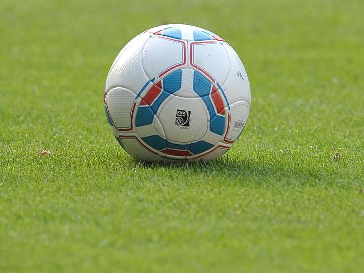 Ein Fußball liegt auf dem Spielfeld. Foto: picture alliance / dpa/Symbolbild