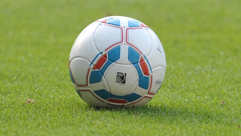 Ein Fußball liegt auf dem Spielfeld. Foto: picture alliance / dpa/Symbolbild Ein Fußball liegt auf dem Spielfeld. Foto: picture alliance / dpa/Symbolbild