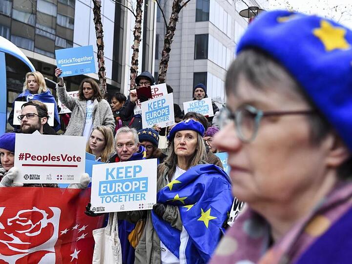 Demonstranten haben sich in Brüssel vor dem EU-Gipfel versammelt.