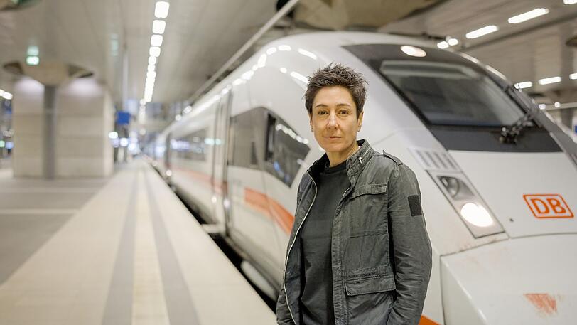 Manchmal steht man einfach nur herum: Dunja Hayali geht den Ursachen für die zahlreichen Verspätungen und Ausfälle auf den Grund. Manchmal steht man einfach nur herum: Dunja Hayali geht den Ursachen für die zahlreichen Verspätungen und Ausfälle auf den Grund.
